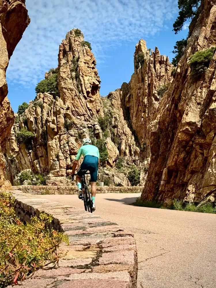 Rennradfahrer in der Felsschlucht der Calanches de Piana