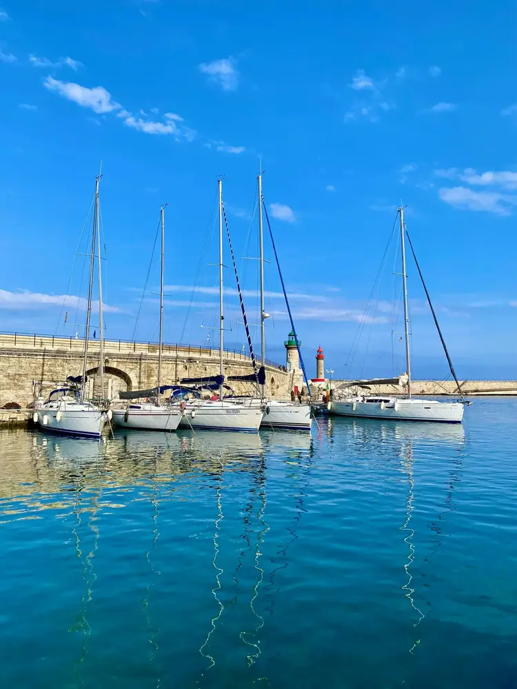 Segelboote und Leuchttürme im Hafen von Bastia