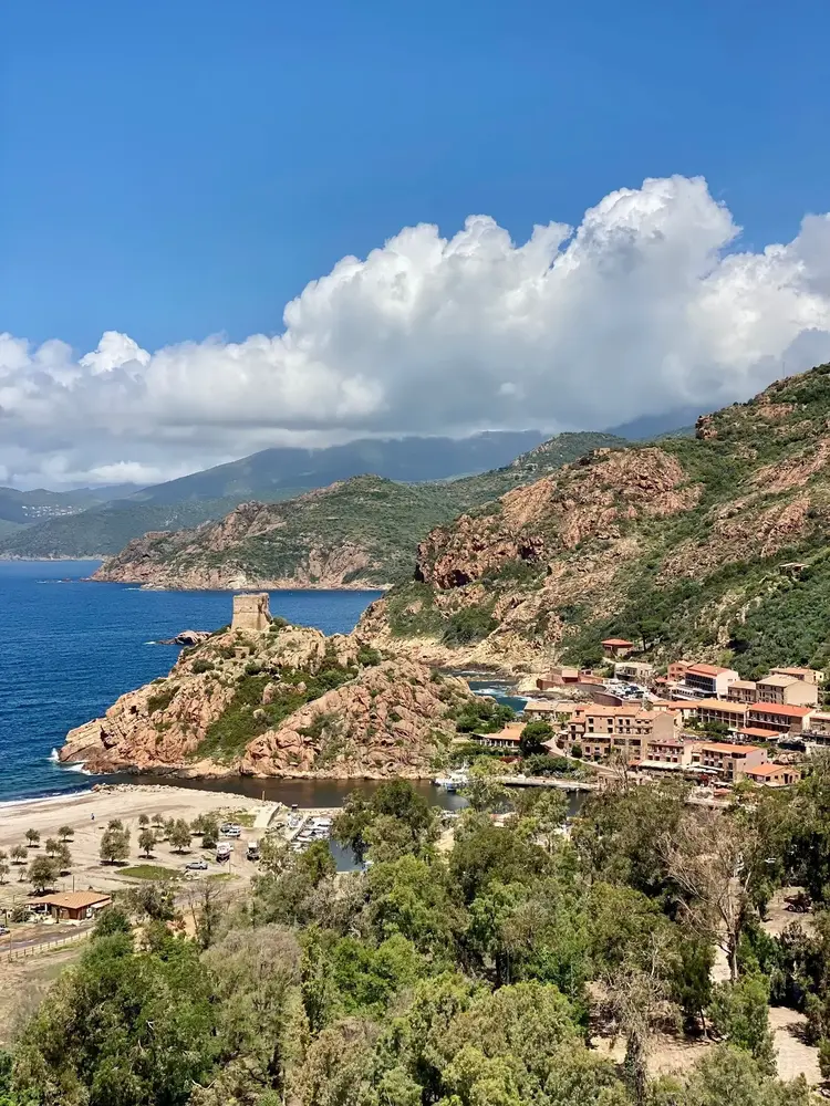 Korsische Felsküste mit Meer und Bergdorf