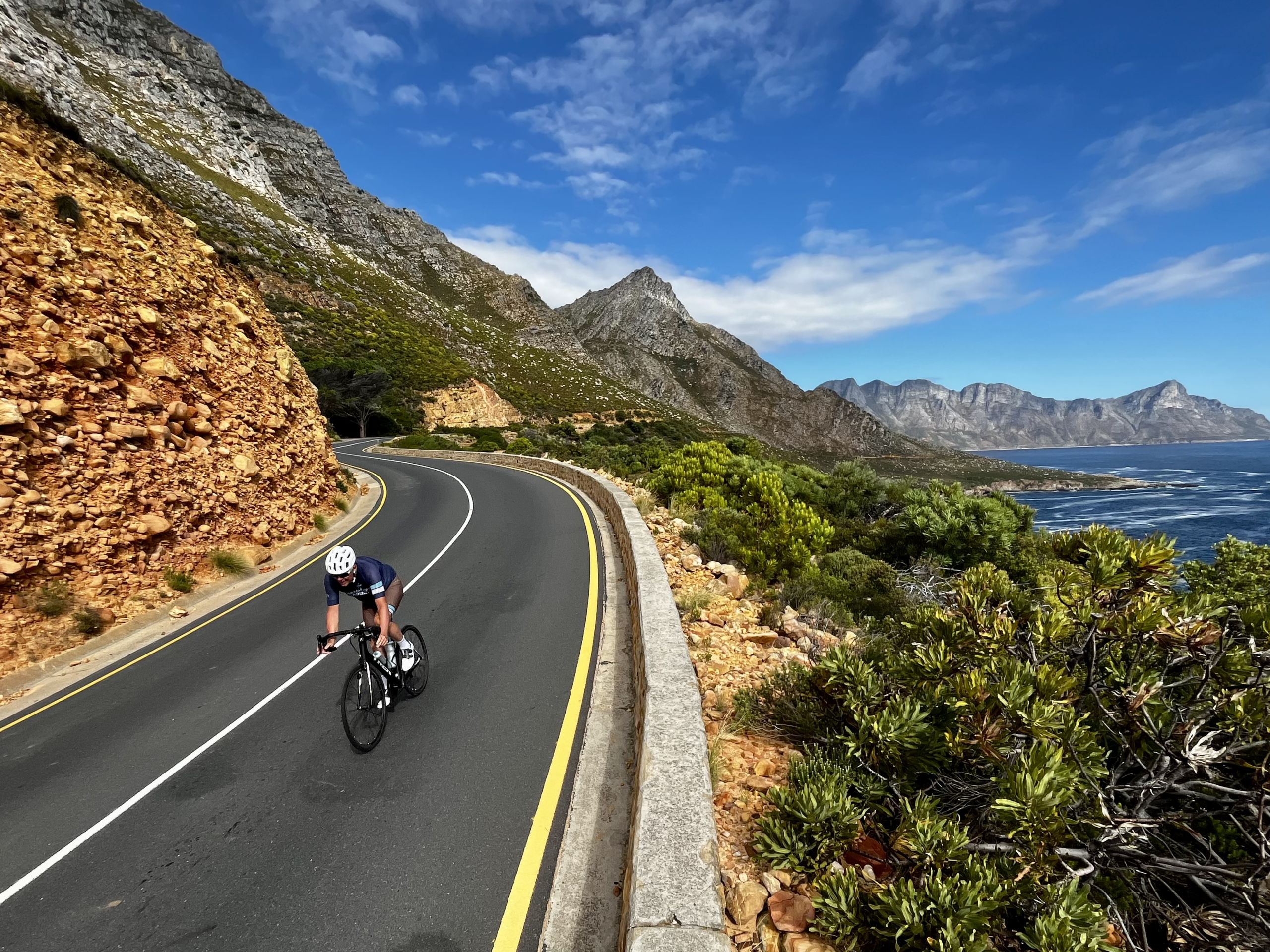 Rennradfahrer auf einer Küstenstraße in Südafrika