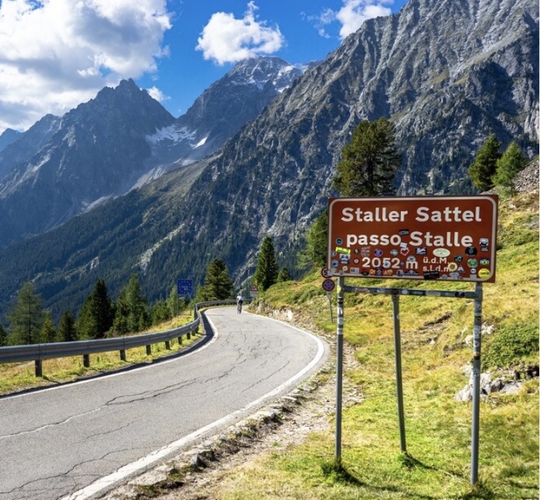 Rennradfahrer auf einem großen Giro-Pass